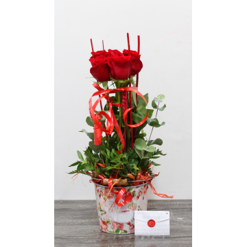 Box with Red Roses. Special bouquets of Roses with free delivery