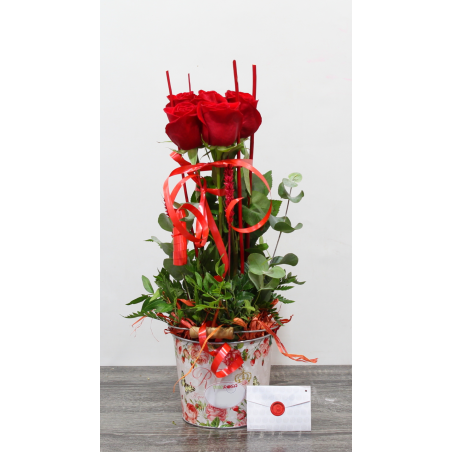 Box with Red Roses. Special bouquets of Roses with free delivery