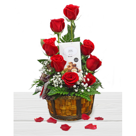 Center of Roses and Chocolates Flowers at home. Free Delivery