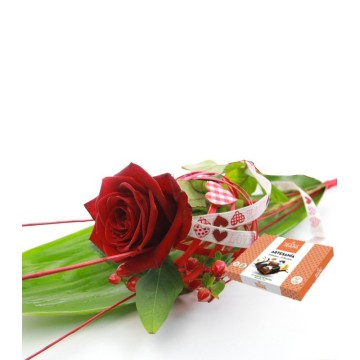 Rosa individual original con bombones. Para endulzar y revivir la ilusión, fantasía con un regalo dulce y aromático. Rosas de la