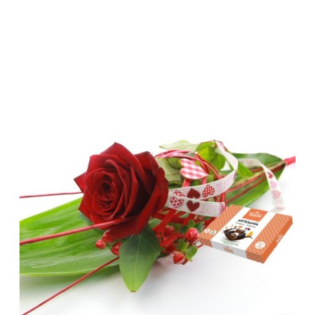 Rosa individual original con bombones. Para endulzar y revivir la ilusión, fantasía con un regalo dulce y aromático. Rosas de la