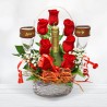 Roses, Ampolla de Cava i copes en una Bonica Cistella